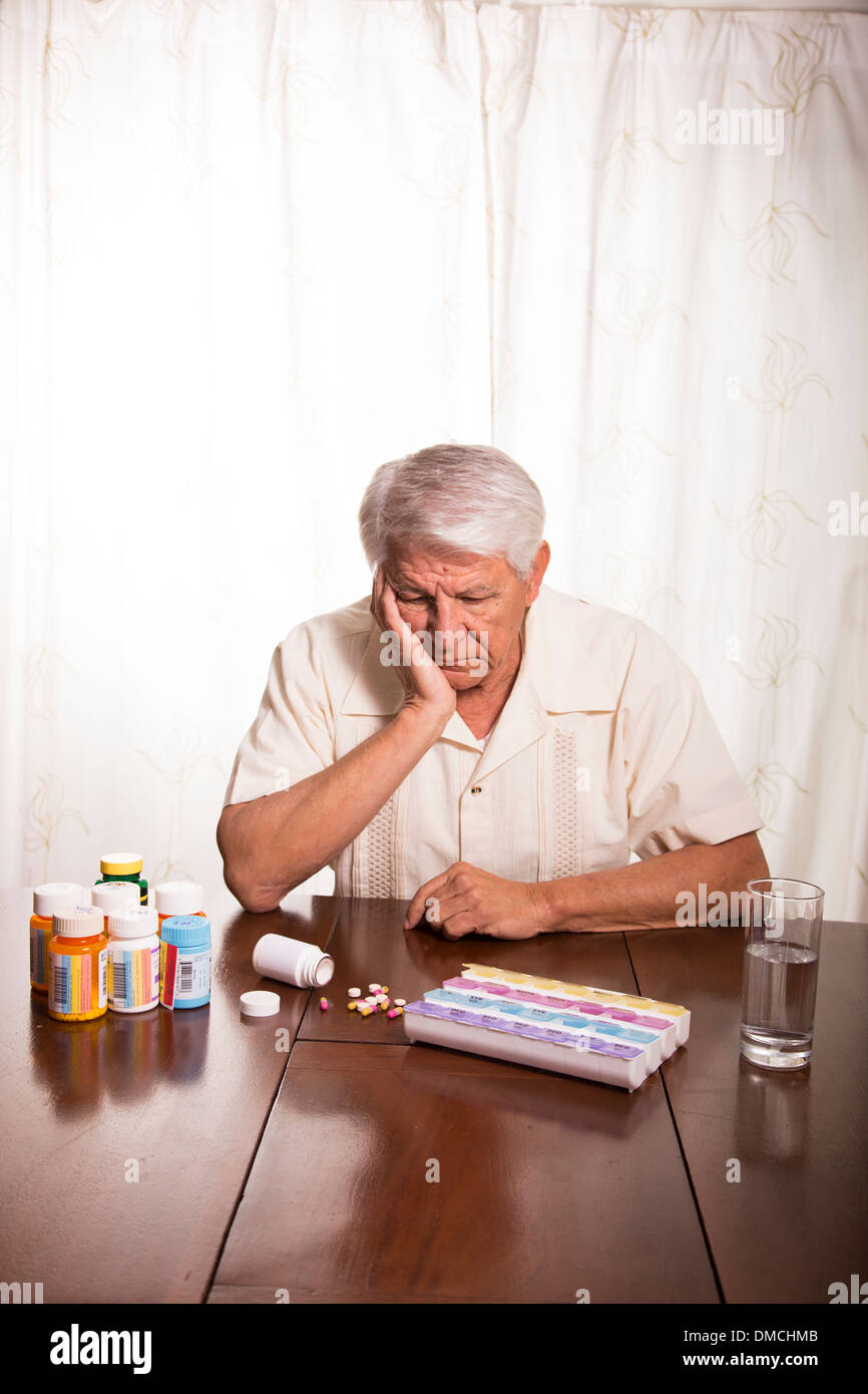 Älterer Mann frustriert mit seinen Medikamenten Stockfoto