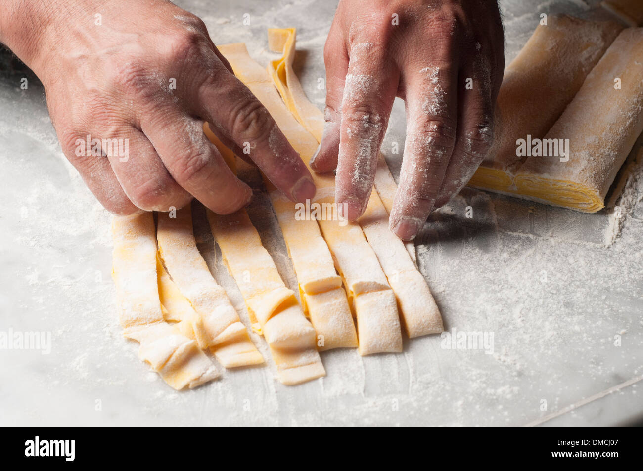 frische Pasta manuelle Produktion Stockfoto