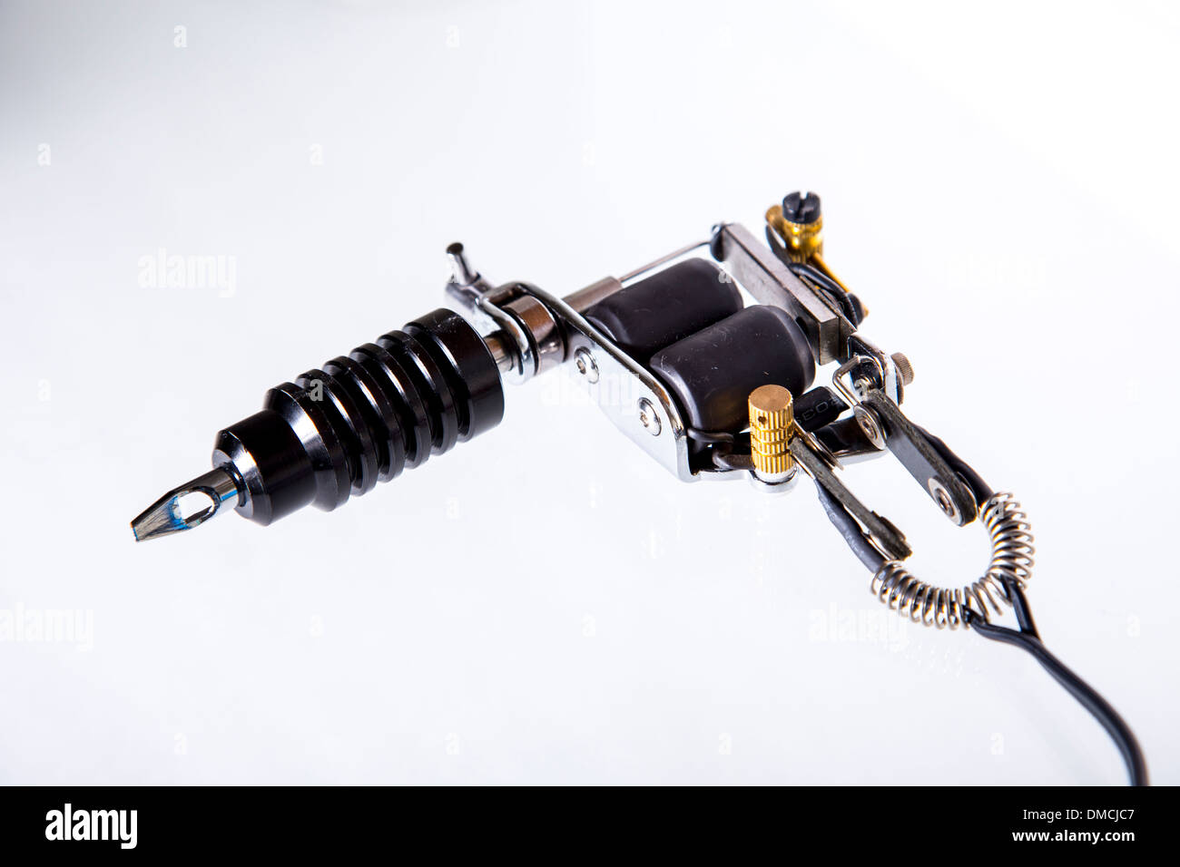 Tattoo Gun auf weißem Hintergrund Stockfoto