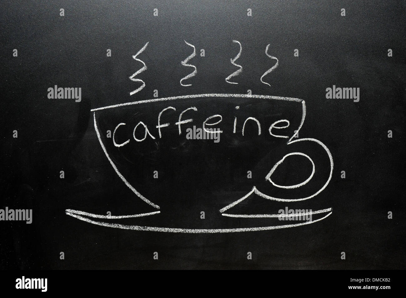 Eine Tasse mit dem Wort Koffein drauf in weißer Kreide auf eine Tafel gezeichnet. Stockfoto