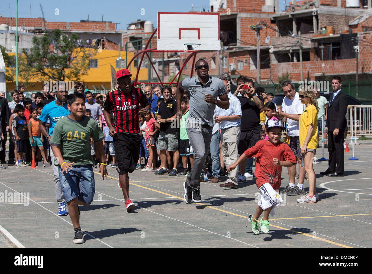 Buenos Aires, Argentinien. 13. Dezember 2013. Die jamaikanische Rekordhalter Usain Bolt (2.-R) läuft mit Kindern, die Teilnahme an einem Rennen während eine Sportklinik, Kinder aus dem Los Piletones Nachbarschaft, in der Stadt Buenos Aires, Argentinien, auf 13. Dezember 2013 angeboten. Schraube führen verschiedene Aktivitäten während seines Besuchs in Argentinien mit einem Vortrag über Führung und ein Rennen von 80 Metern gegen einen Bus in die Allee 9 de Julio ". Bildnachweis: Martin Zabala/Xinhua/Alamy Live-Nachrichten Stockfoto