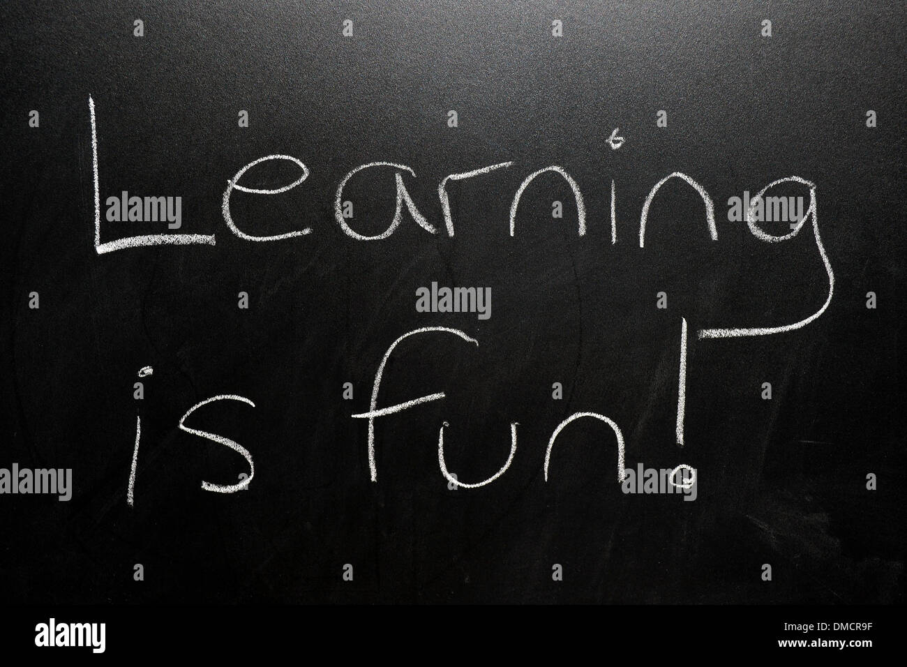 Lernen macht Spaß! in weißer Kreide auf eine Tafel gezeichnet. Stockfoto
