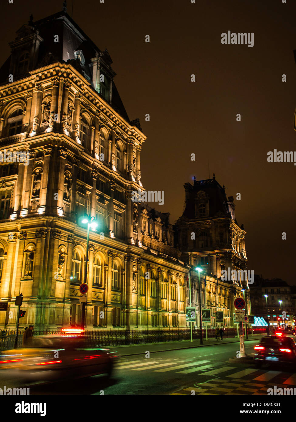 Auto Lichter in der Nacht neben Paris Hotel de Ville Stockfoto