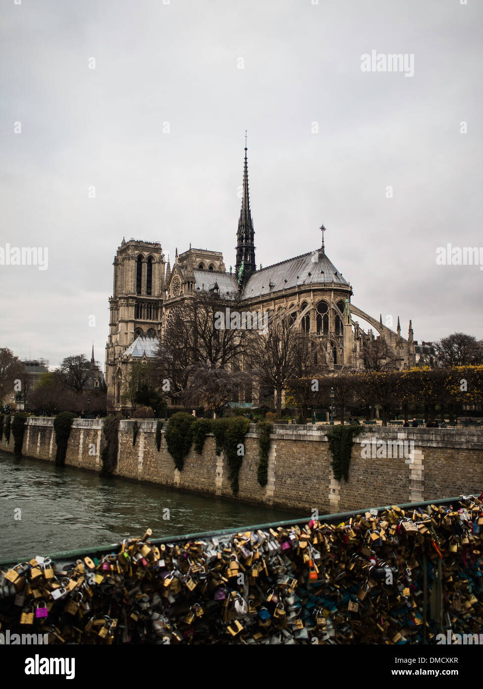 Pont l'Archevêché bedeckt Vorhängeschlösser und Kathedrale Notre-Dame de Paris im Hintergrund Stockfoto