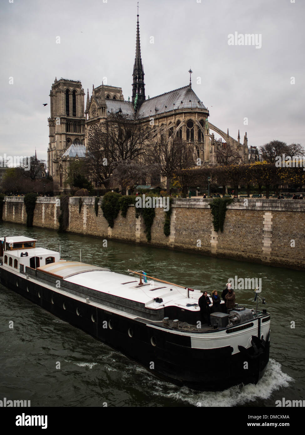Kahn in Seineufer von Kathedrale Notre Dame de Paris Stockfoto