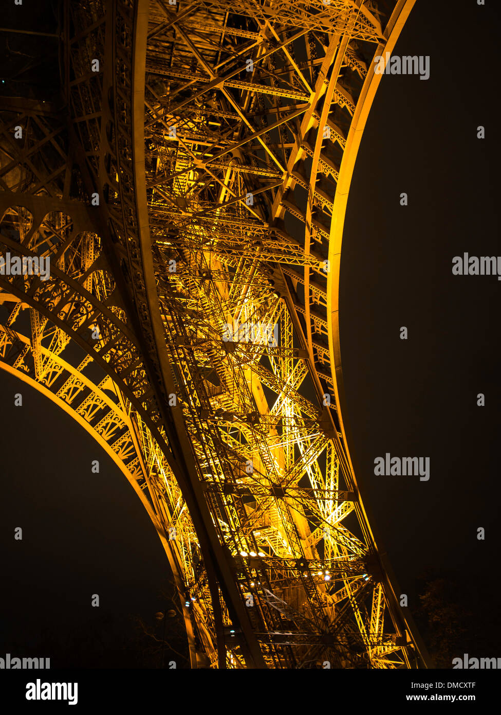 Detail vom Eiffelturm Basis in Nachtlicht Stockfoto