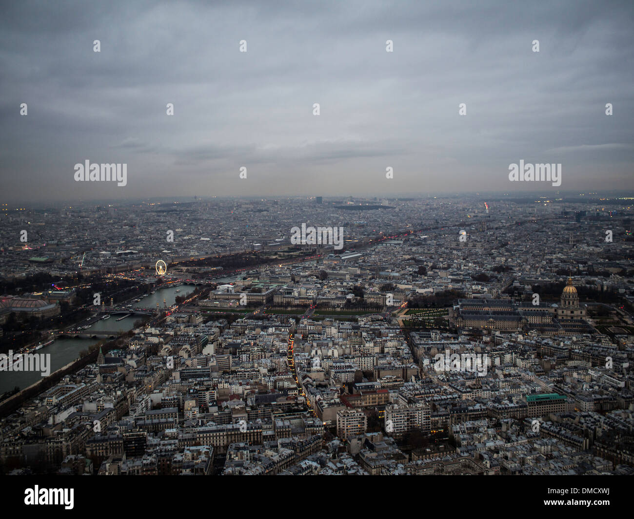 Grauen Himmel über Paris und Seine Fluss von Eiffel Turm oben gesehen Stockfoto