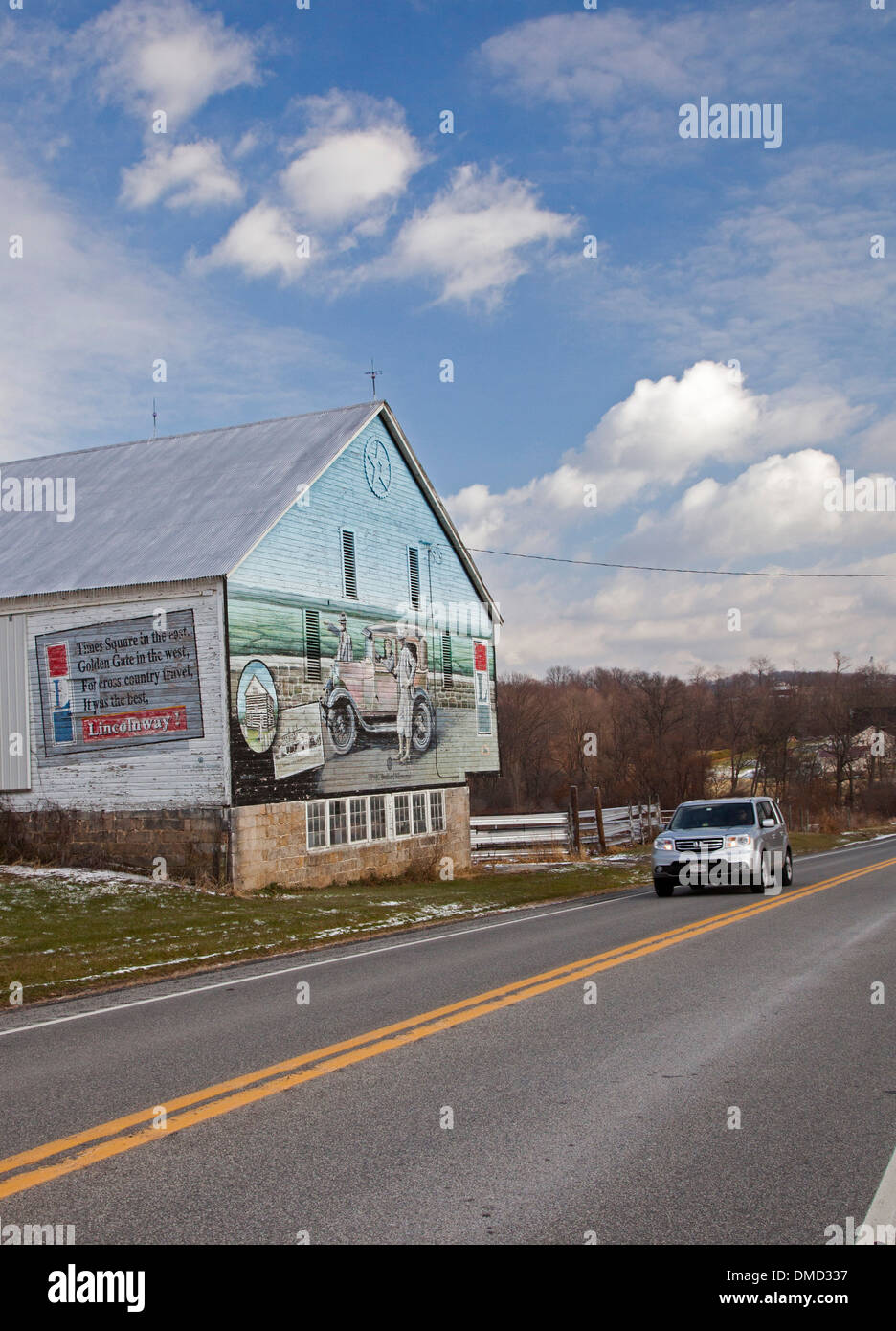 Wandmalereien an einer Scheune auf dem Lincoln Highway (jetzt US-30 in Pennsylvania) gedenken die landesweit erste transkontinentale Highways Stockfoto