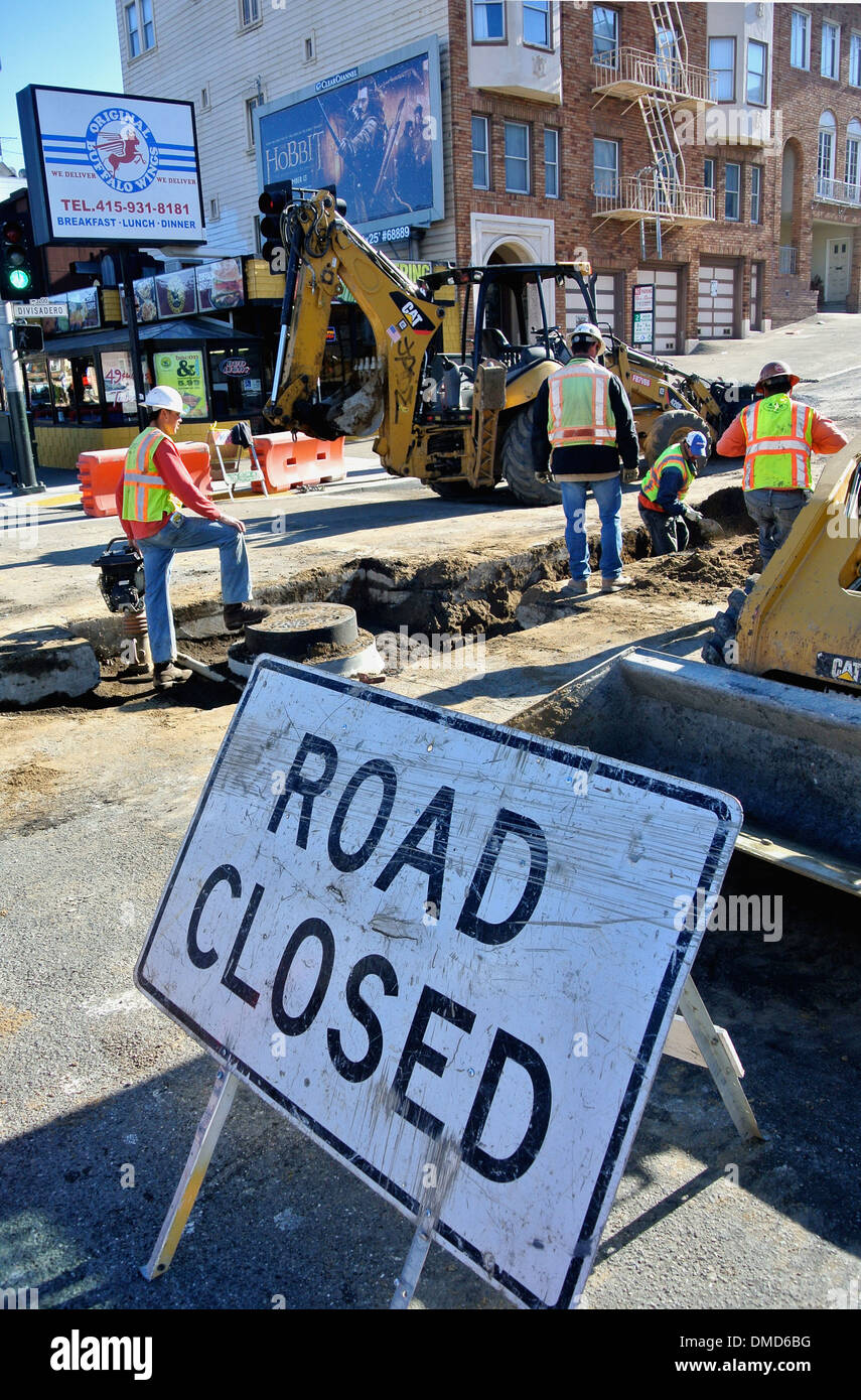 Bauarbeiter Graben Straße hinter Straßenschild geschlossen Stockfoto