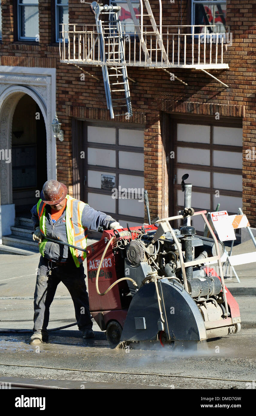 Bauarbeiter arbeitet Betonschneiden Maschine auf Divisadero steet Stockfoto