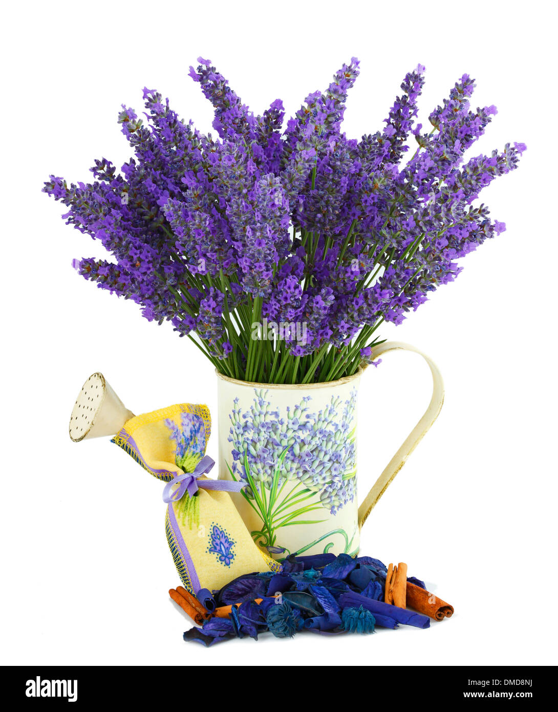 Gießkanne mit Lavendel Duftkissen auf weiß Stockfoto