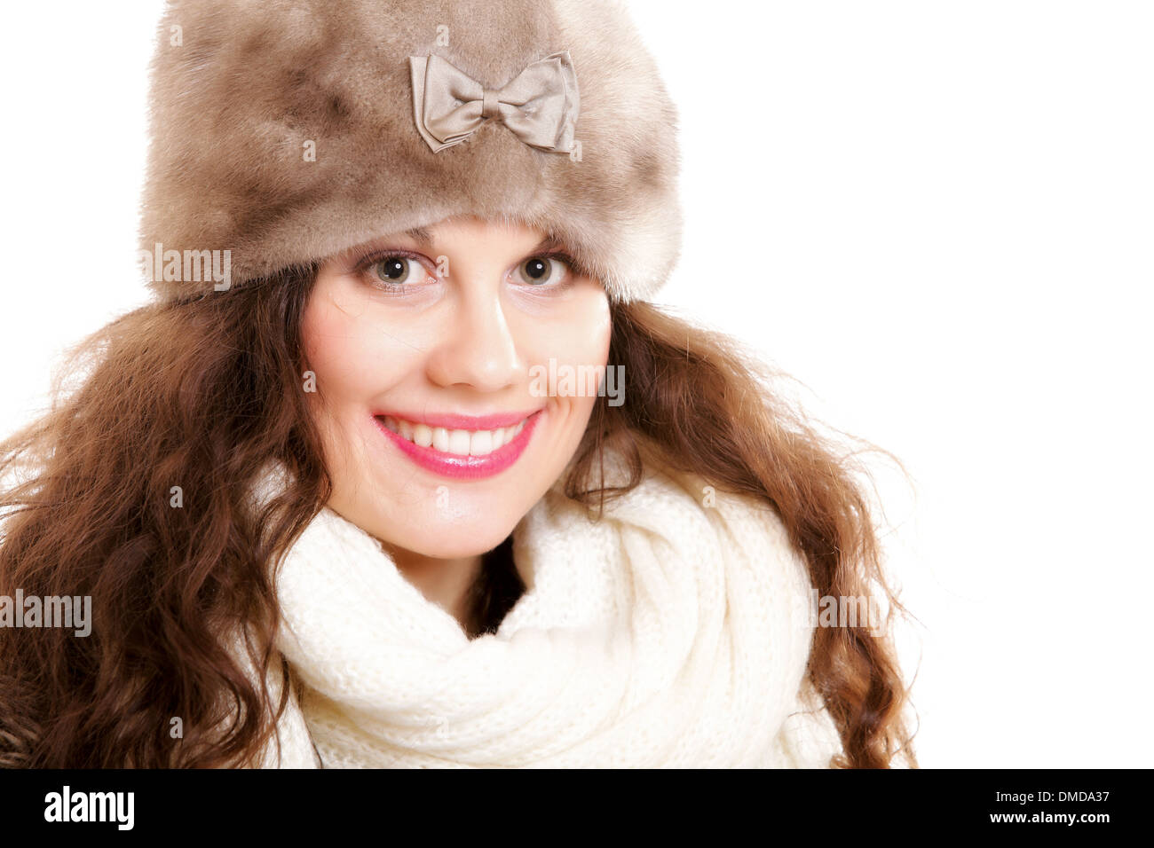 Winter-Mode. Porträt des lockigen Mädchen junge Frau in warme Kleidung Pelzmütze und Schal isoliert. Studio gedreht. Stockfoto