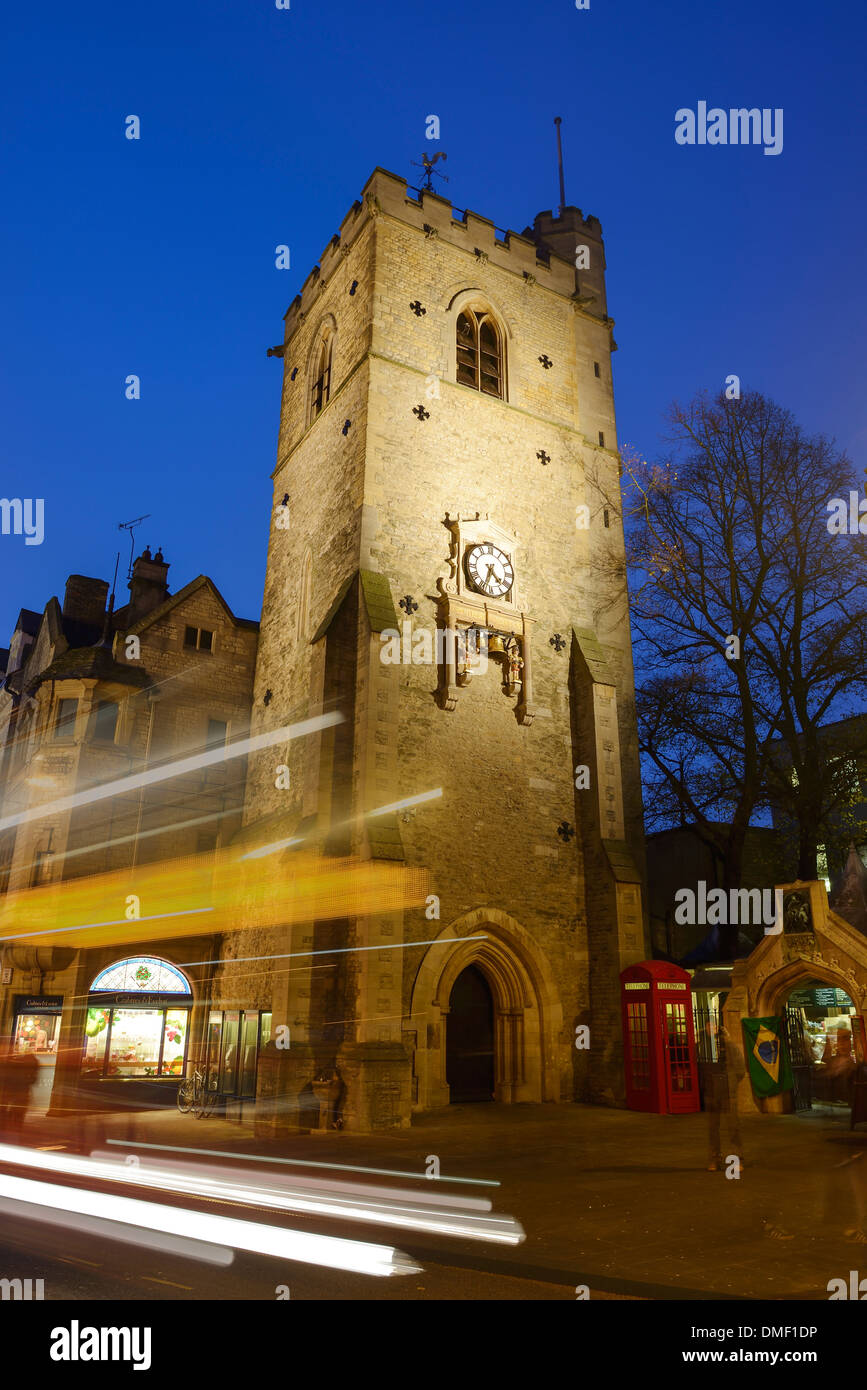CARFAX Tower im Stadtzentrum von Oxford nachts beleuchtet, wie Verkehr vorbei fährt Stockfoto