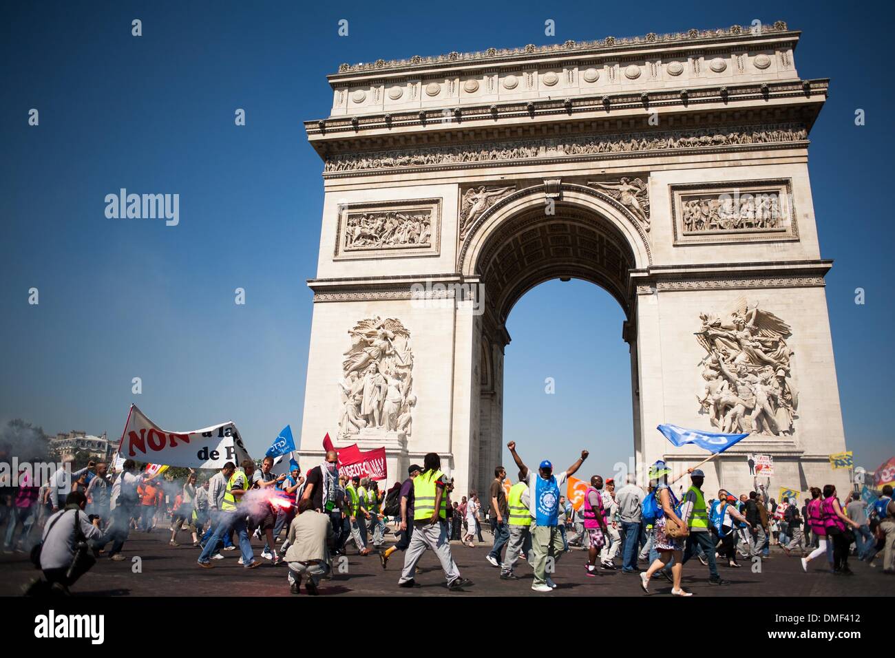 25. Juli 2012 - Demonstranten halten Fahnen und Flaggen während einer Demonstration der französische Automobilhersteller Peugeot PSA Mitarbeiter und Gewerkschaften am 25. Juli 2012 auf der Grande Armee Avenue in Paris.die Aulnay-Anlage, die 2.500 unter unbefristete Verträge beschäftigte Ende Februar 2013, 2014, im Rahmen eines Sanierungsplans 11,200 Schneidarbeiten geschlossen werden. Produktion ist seit Mitte Januar gelähmt durch einen Streik von verschiedenen Gewerkschaften aufgerufen. Foto: Emeric Fohlen/NurPhoto (Kredit-Bild: © Emeric Fohlen/NurPhoto/ZUMAPRESS.com) Stockfoto