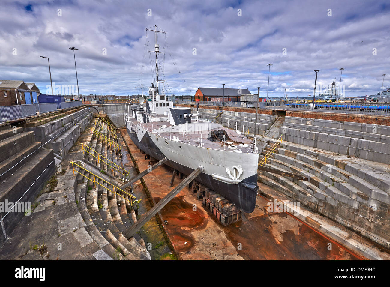 Portsmouth Historic Dockyard mit brandneuen Mary Rose Museum und weltberühmten Schiffe HMS Victory und HMS Warrior (1860) Stockfoto