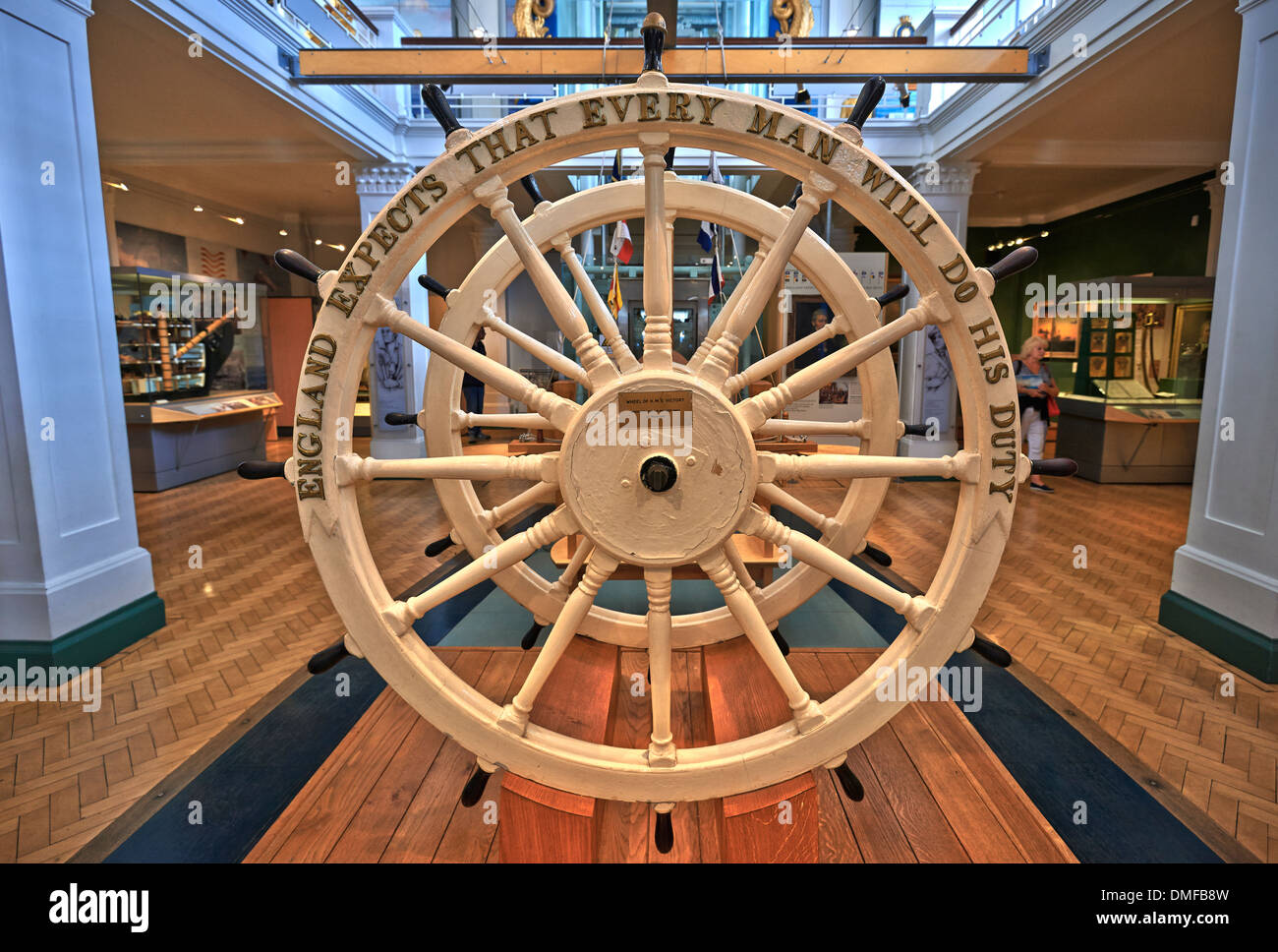 Portsmouth Historic Dockyard mit brandneuen Mary Rose Museum und weltberühmten Schiffe HMS Victory und HMS Warrior (1860) Stockfoto