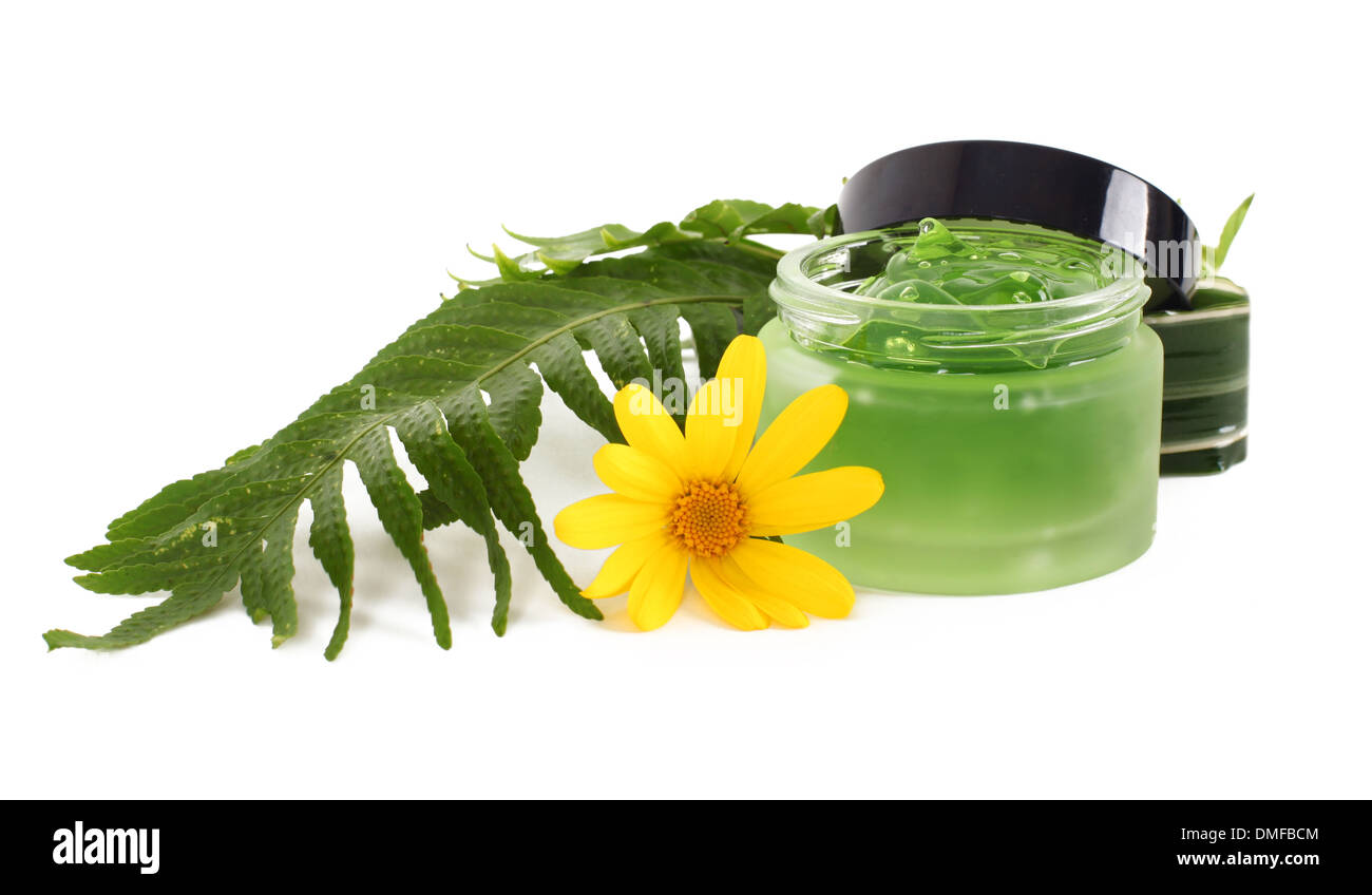 Kosmetik Creme in das grüne Glas auf weißem Hintergrund Stockfoto