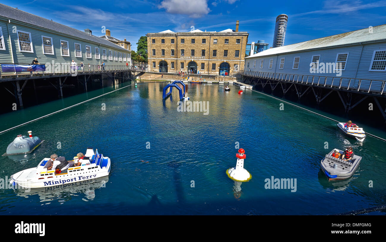 Portsmouth Historic Dockyard mit brandneuen Mary Rose Museum und weltberühmten Schiffe HMS Victory und HMS Warrior (1860) Stockfoto