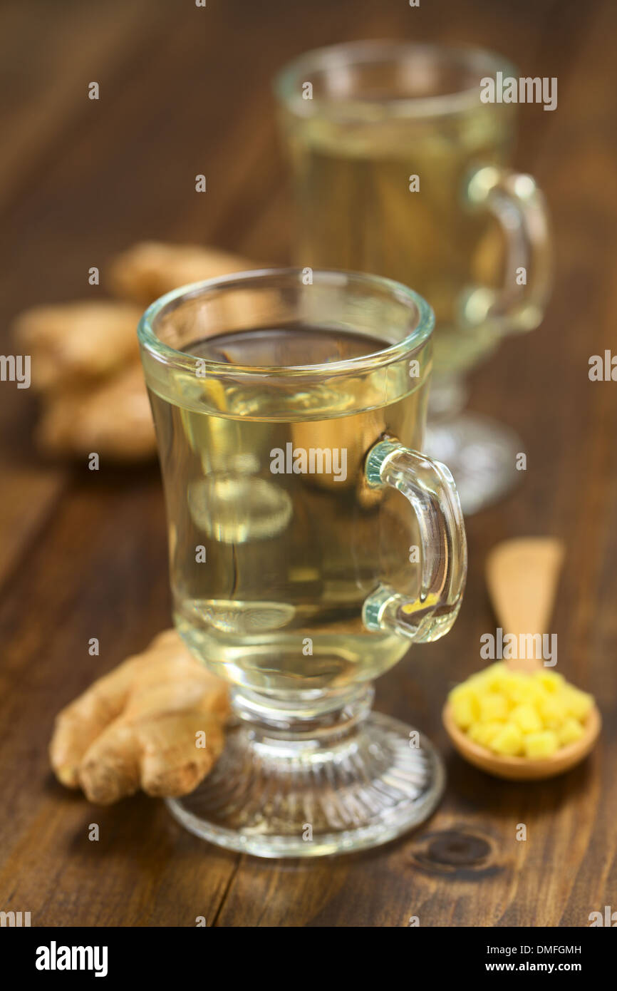 Frisch zubereitete heiße Ingwer Tee aus frischer Ingwer im Glas serviert Stockfoto
