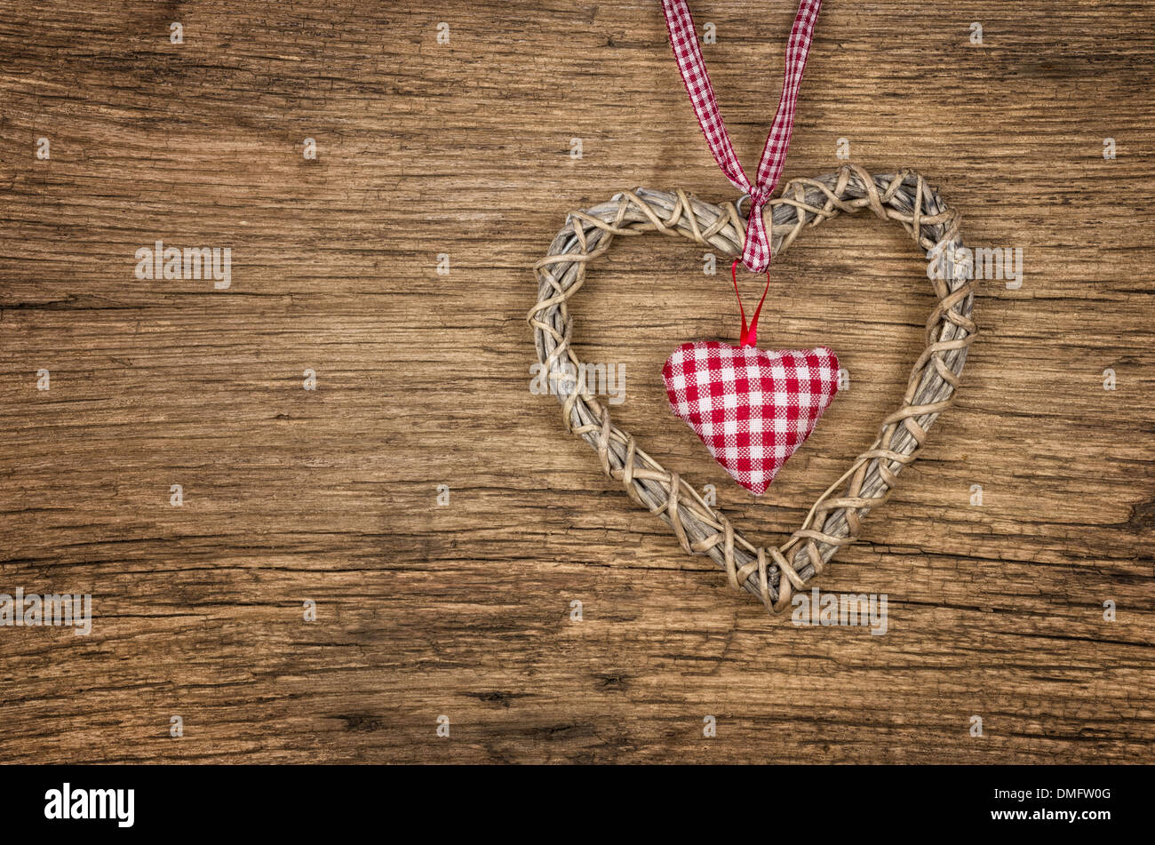 Rustikale Holz Hintergrund mit einem geflochtenen Herzen Stockfoto