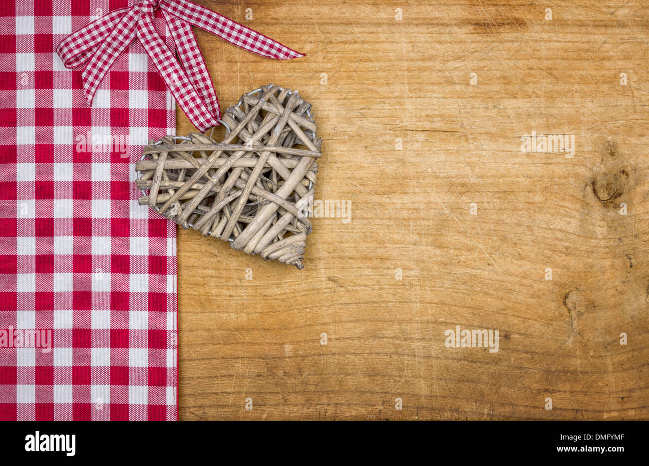 Rustikale Holz Hintergrund mit einem geflochtenen Herzen Stockfoto