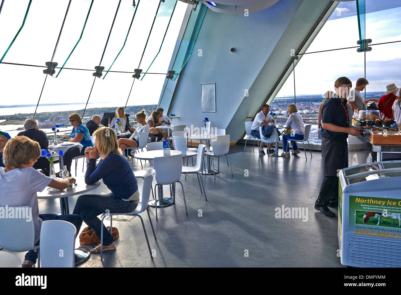 Spinnaker Tower ist ein 170-Meter (560 ft) Wahrzeichen Turm in Portsmouth, England, UK Stockfoto