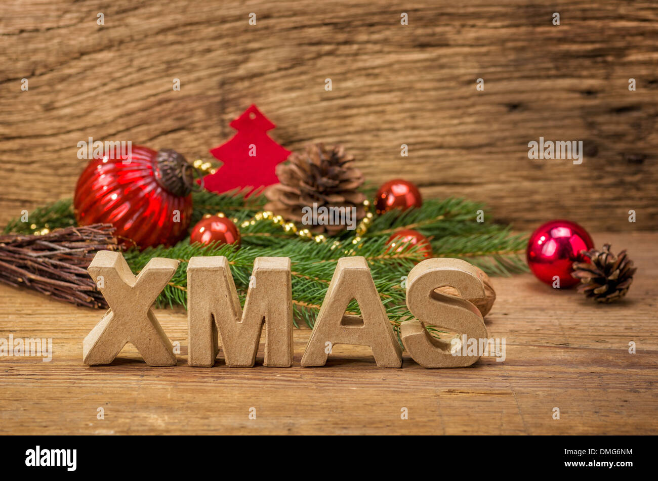 Das Wort Weihnachten vor einem rustikalen Hintergrund Stockfoto