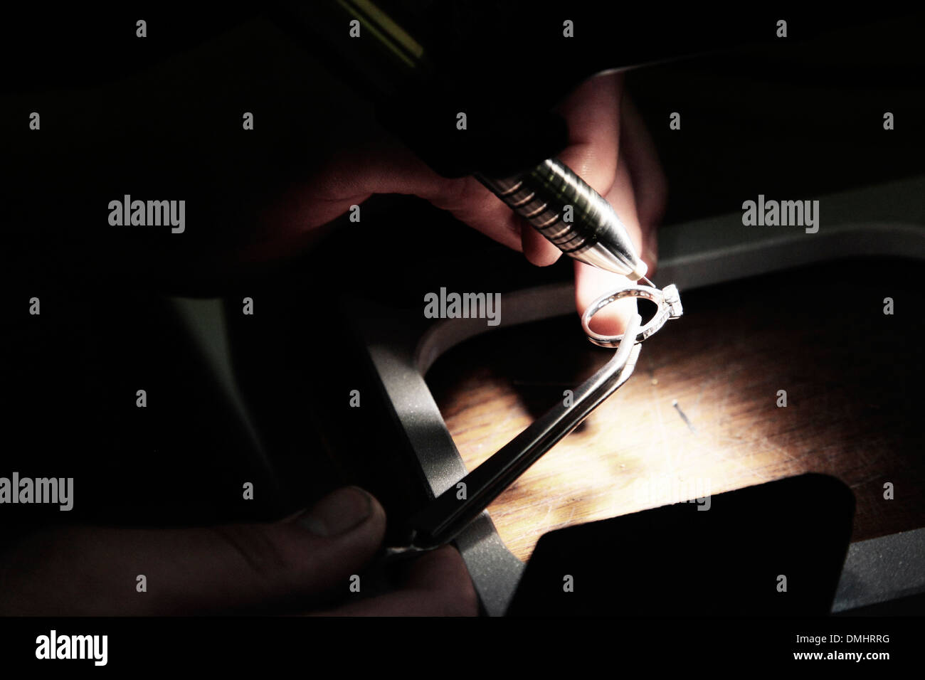 Juwelier schneidet einen Diamant-Verlobungsring Stockfoto