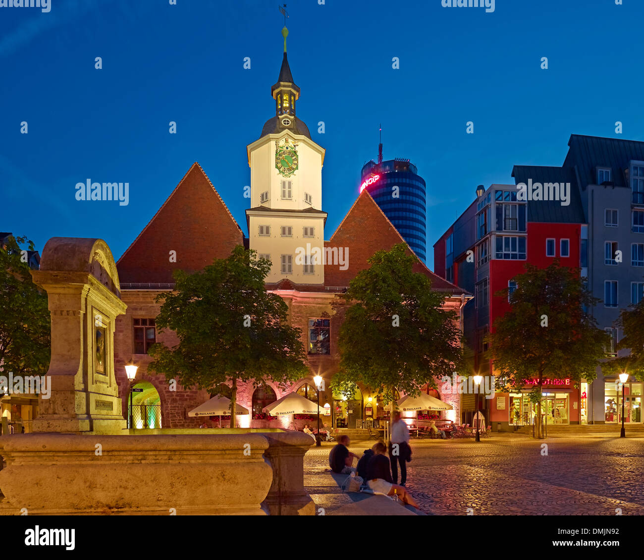 Rathaus mit Bismarck-Brunnen auf dem Marktplatz in Jena, Thüringen, Deutschland Stockfoto