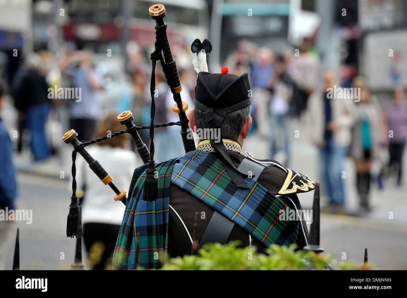 Ein Mann in traditioneller schottischer Kleidung spielt Dudelsack auf Princes Street, Edinburgh, Schottland. Stockfoto
