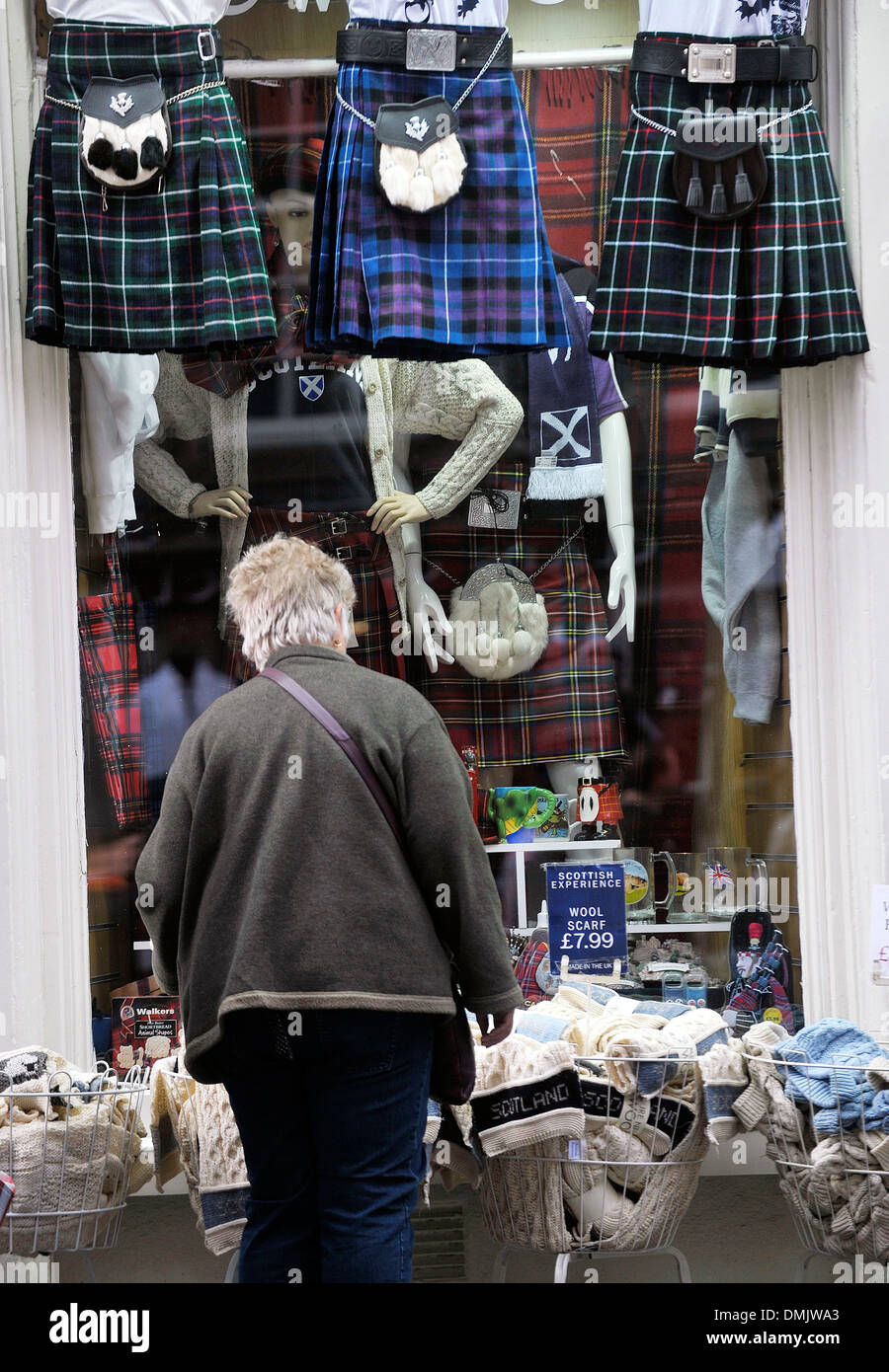 Eine Frau schaut das Schaufenster des einen Geschenkeladen auf der Royal Mile, Edinburgh, Schottland. Stockfoto