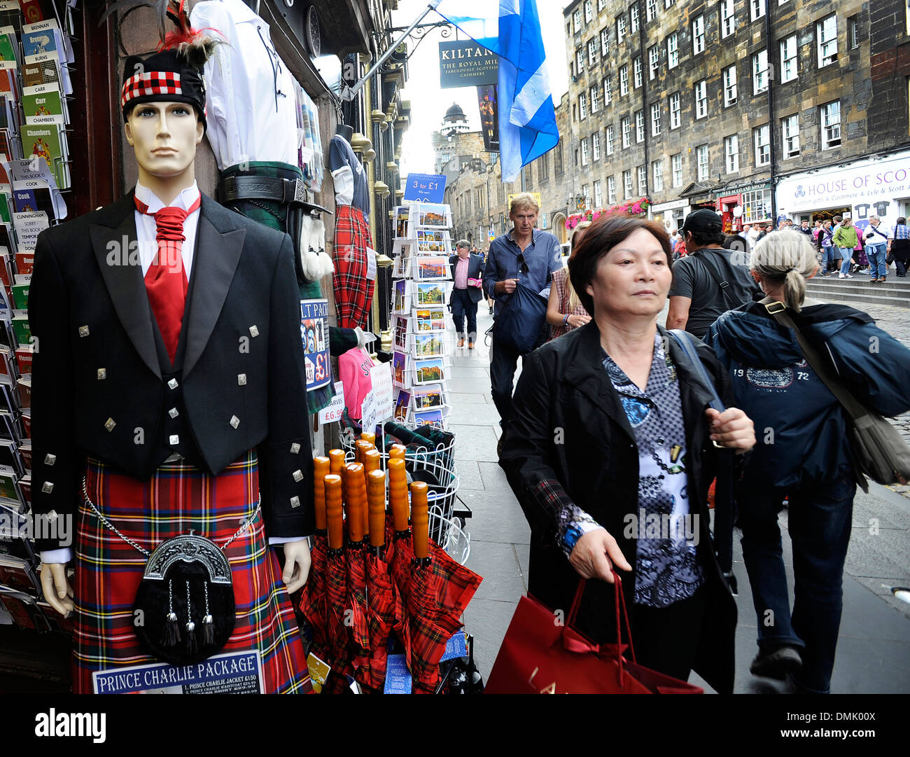 Touristen gehen an einen schottischen Souvenirshop auf der Royal Mile in Edinburgh, Schottland. Stockfoto
