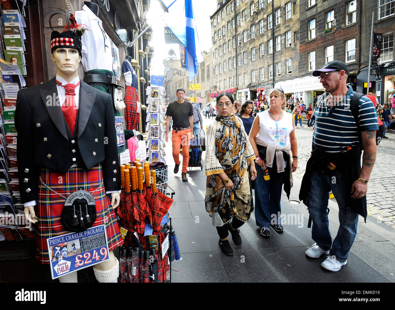 Touristen gehen an einen schottischen Souvenirshop auf der Royal Mile in Edinburgh, Schottland. Stockfoto