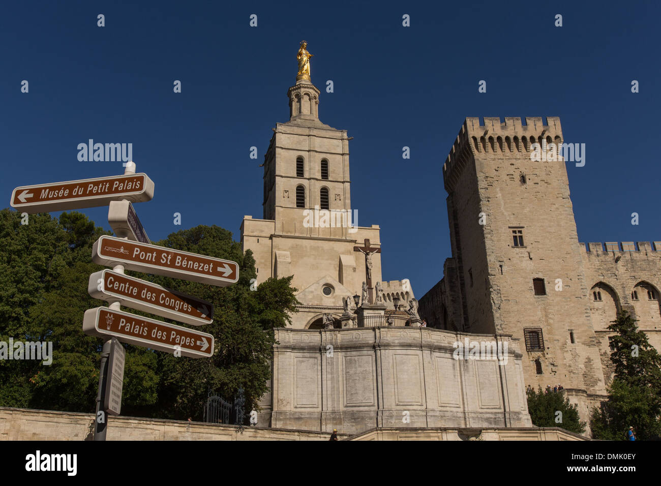 KATHEDRALE NOTRE-DAME-DES-DOMS AVIGNON, ERBAUT IM 12. JAHRHUNDERT UND ERWEITERT IN DEN 14. UND 17. JAHRHUNDERTEN, MEISTERWERK DER PROVENZALISCHEN ROMANISCHE KUNST ALS WELTKULTURERBE VON DER UNESCO, NEBEN DEM PAPSTPALAST AUFGEFÜHRT STADT AVIGNON GENANNT STADT DER T Stockfoto