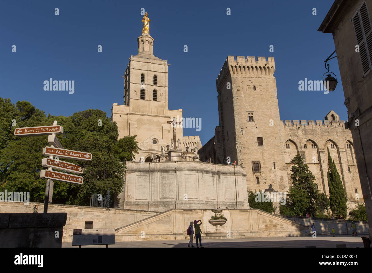 KATHEDRALE NOTRE-DAME-DES-DOMS AVIGNON, ERBAUT IM 12. JAHRHUNDERT UND ERWEITERT IN DEN 14. UND 17. JAHRHUNDERTEN, MEISTERWERK DER PROVENZALISCHEN ROMANISCHE KUNST ALS WELTKULTURERBE VON DER UNESCO, NEBEN DEM PAPSTPALAST AUFGEFÜHRT STADT AVIGNON GENANNT STADT DER T Stockfoto