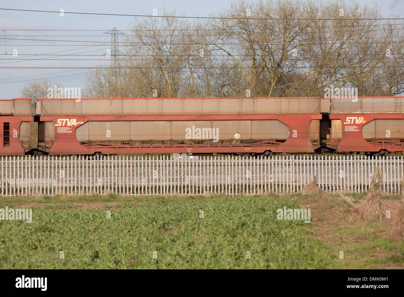 Wagen auf der West Coast Main Line mit Ballast. Stockfoto