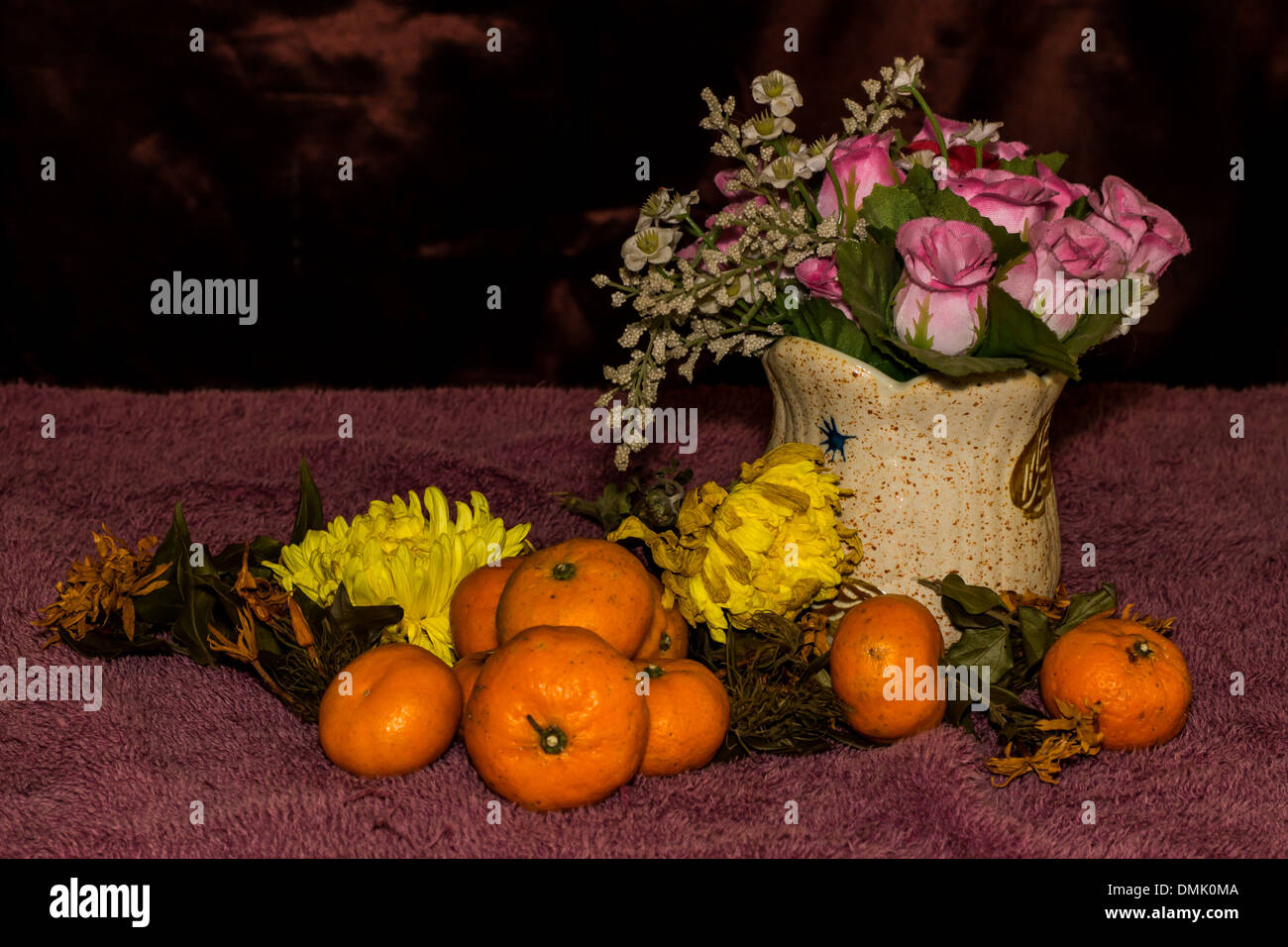 Stillleben - Mandarinen, Chrysantheme verwelkt und Kunststoff Blume Stockfoto