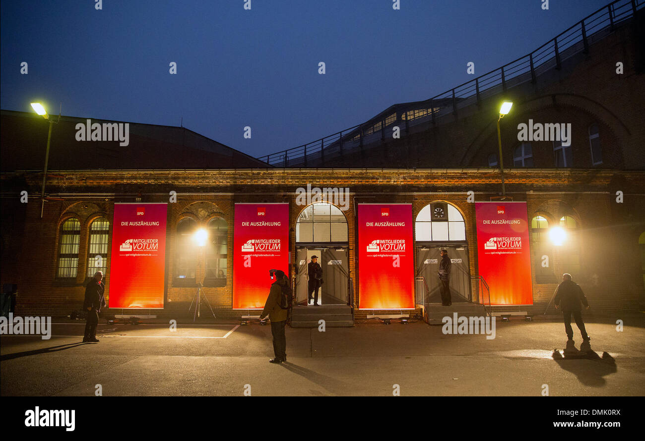 Berlin, Deutschland. 14. Dezember 2013. Die ersten Helfer kommen, um die Auszählung der Stimmen der SPD Mitglied stimmen der Koalition mit der CDU/CSU am Bahnhof am Postbahnhof in Berlin, Deutschland, 14. Dezember 2013. Die Ergebnisse werden am späten Nachmittag des gleichen Tages erwartet. Foto: HANNIBAL/Dpa/Alamy Live News Stockfoto