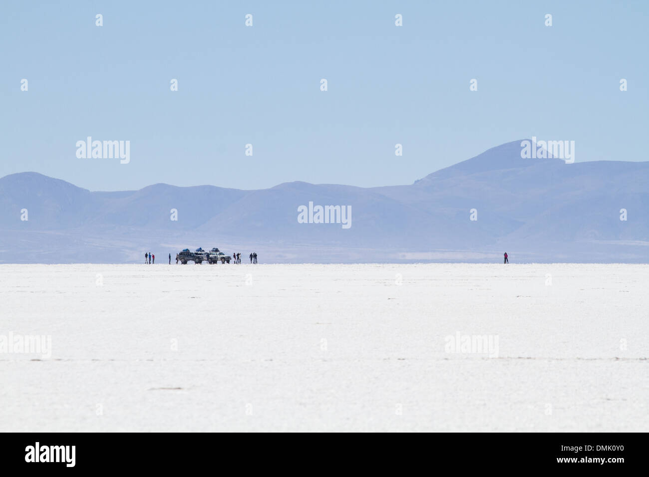 Touristen machen einen Stopp bei einem Rundgang durch Salar de Uyuni, Bolivien Stockfoto