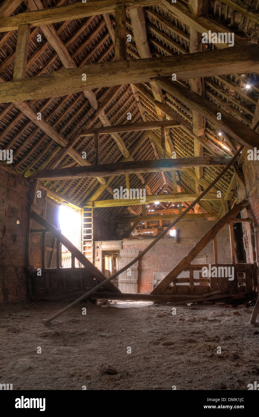 Fachwerk- und Backstein Heu Scheune Interieur, Warwickshire, England. Stockfoto