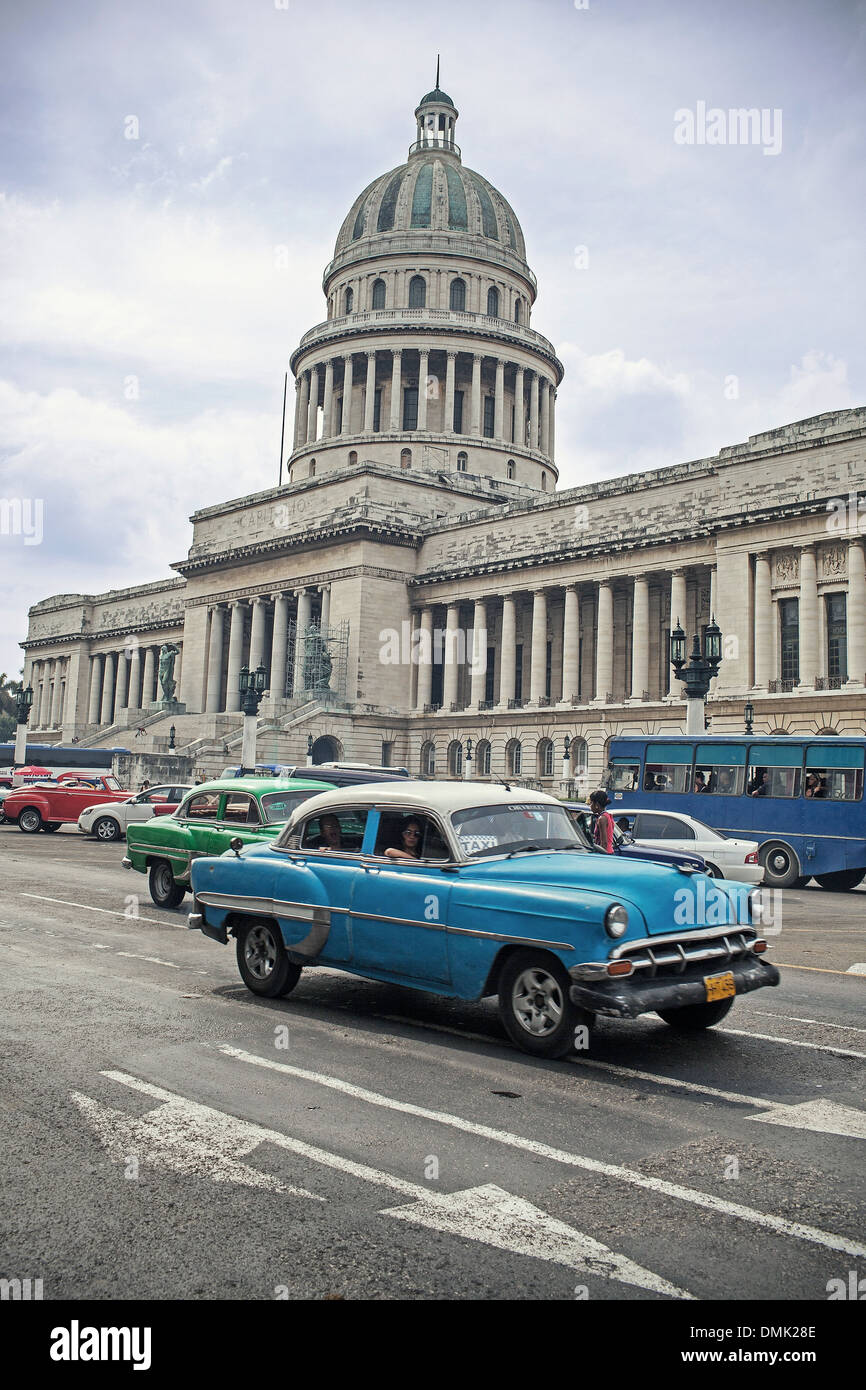 ALTE AMERIKANISCHE AUTOS VOR DEN NATIONALEN CAPITOL, HAVANNA, KUBA, KARIBIK Stockfoto