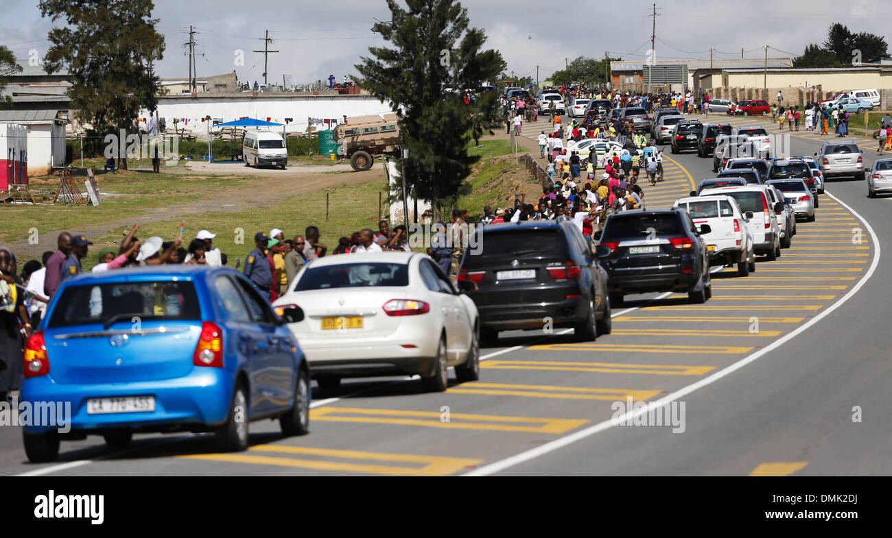 Mthatha, Südafrika. 14. Dezember 2013. Der Trauerzug mit dem Sarg des ehemaligen südafrikanischen Präsidenten Nelson Mandela ist auf dem Weg zum Flughafen Mthatha zum Dorf Qunu in Eastern Cape, Südafrika, 14. Dezember 2013. Der Körper des ehemaligen südafrikanischen Präsidenten Nelson Mandela wird zum Dorf Qunu Samstag übertragen werden. Ein Staatsbegräbnis findet in Qunu am Sonntag, wo Mandela verbrachte einen Großteil seiner Kindheit. Bildnachweis: Zhang Chen/Xinhua/Alamy Live-Nachrichten Stockfoto