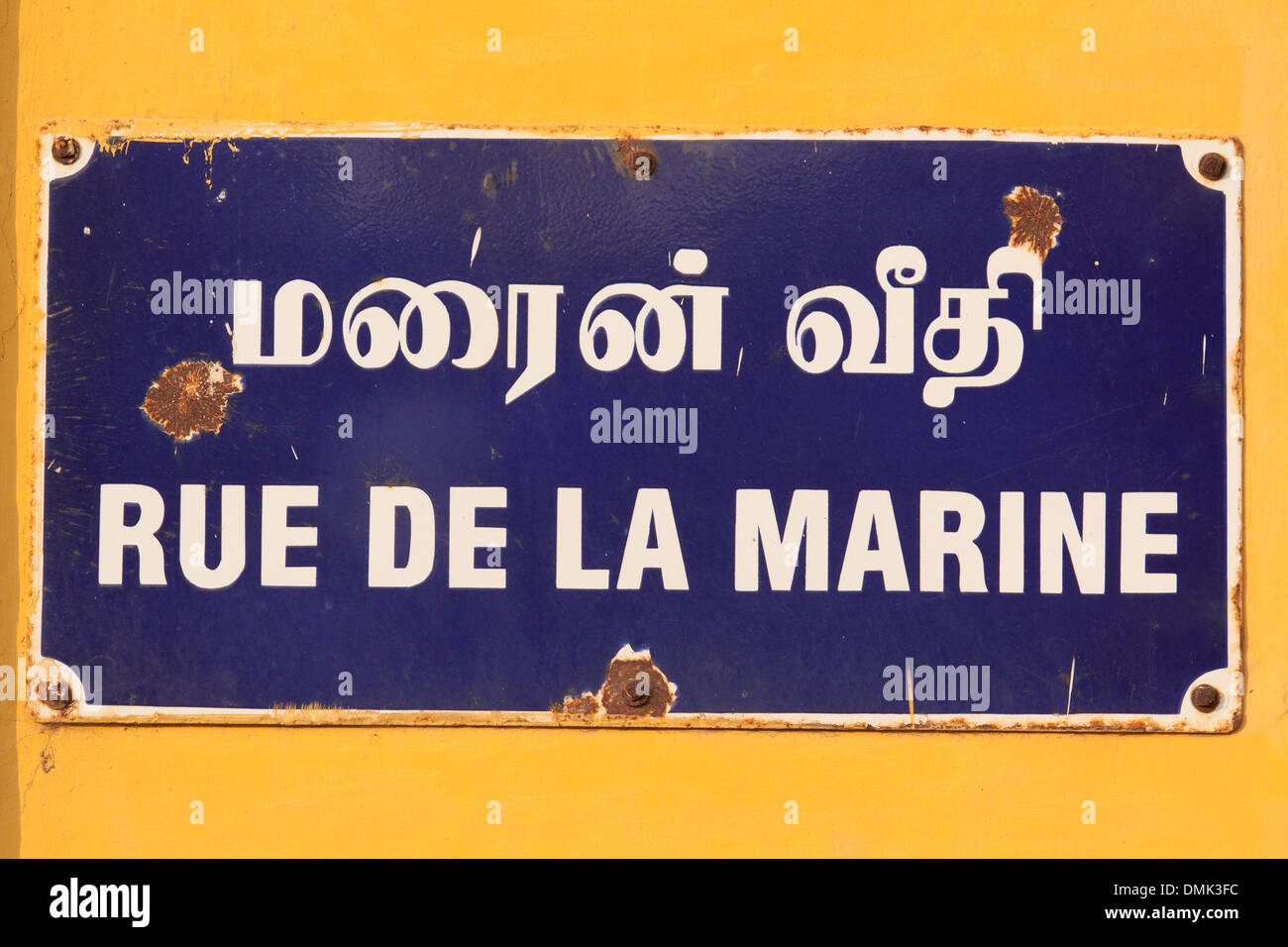 STRAßENSCHILD TYPISCH FÜR PONDICHERRY GESCHRIEBEN IN TAMIL UND IN FRANZÖSISCH, EHEMALIGE FRANZÖSISCHE TRADING POST VON PONDICHERRY, PUDUCHERRY, HAUPTSTADT DES TERRITORIUMS VON PONDICHERRY, INDIEN Stockfoto