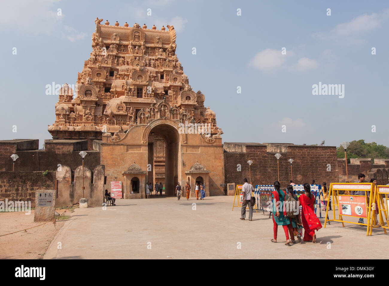 GOPURAM ODER DAS TOR, DIE KENNZEICHNUNG DES EINGANG ZU DEN TEMPEL BRIHADESVARA, AUCH ALS TEMPEL DER RAJARAJESHVARAM, AUFGEFÜHRT ALS WELTKULTURERBE VON DER UNESCO IM RAHMEN DER KLASSIFIZIERUNG DER GROßE LEBENDE CHOLA TEMPEL, TANJAVUR, THANJAVUR, THANJAVUR, ZUSTAND DER TAM Stockfoto