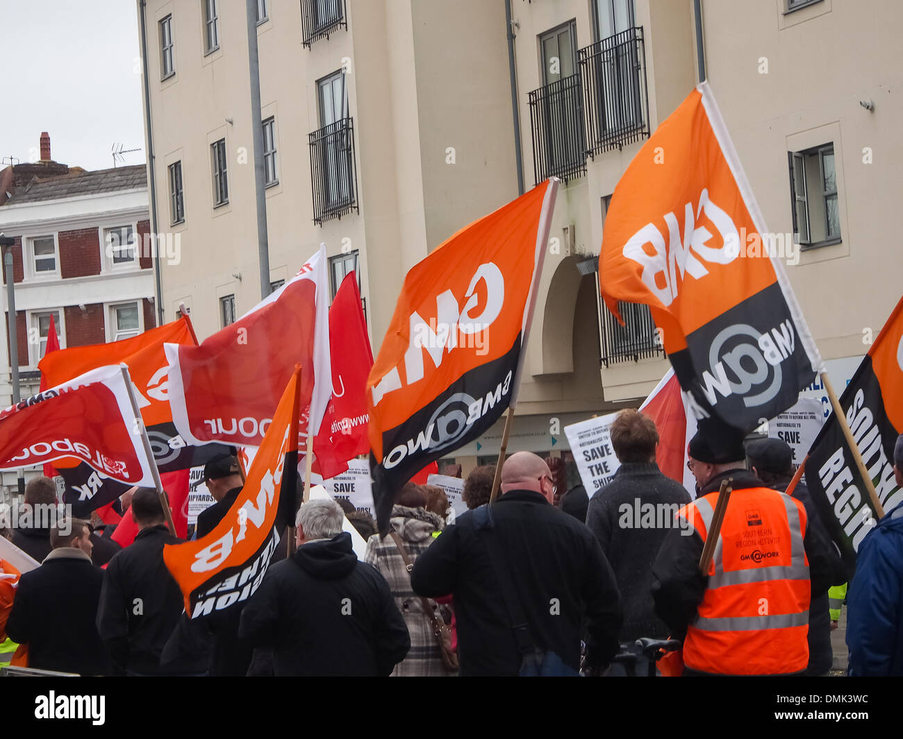 Portsmouth, UK. 14. Dezember 2013. Hunderte von BAE Arbeiter protestieren gegen die mögliche Schließung der BAE-Schiffbau-Anlage. Gewerkschaften waren stark auf den Protest mit vielen ArbeiterInnen tragen union Fahnen und Flaggen Credit vertreten: Simon Evans/Alamy Live News Stockfoto