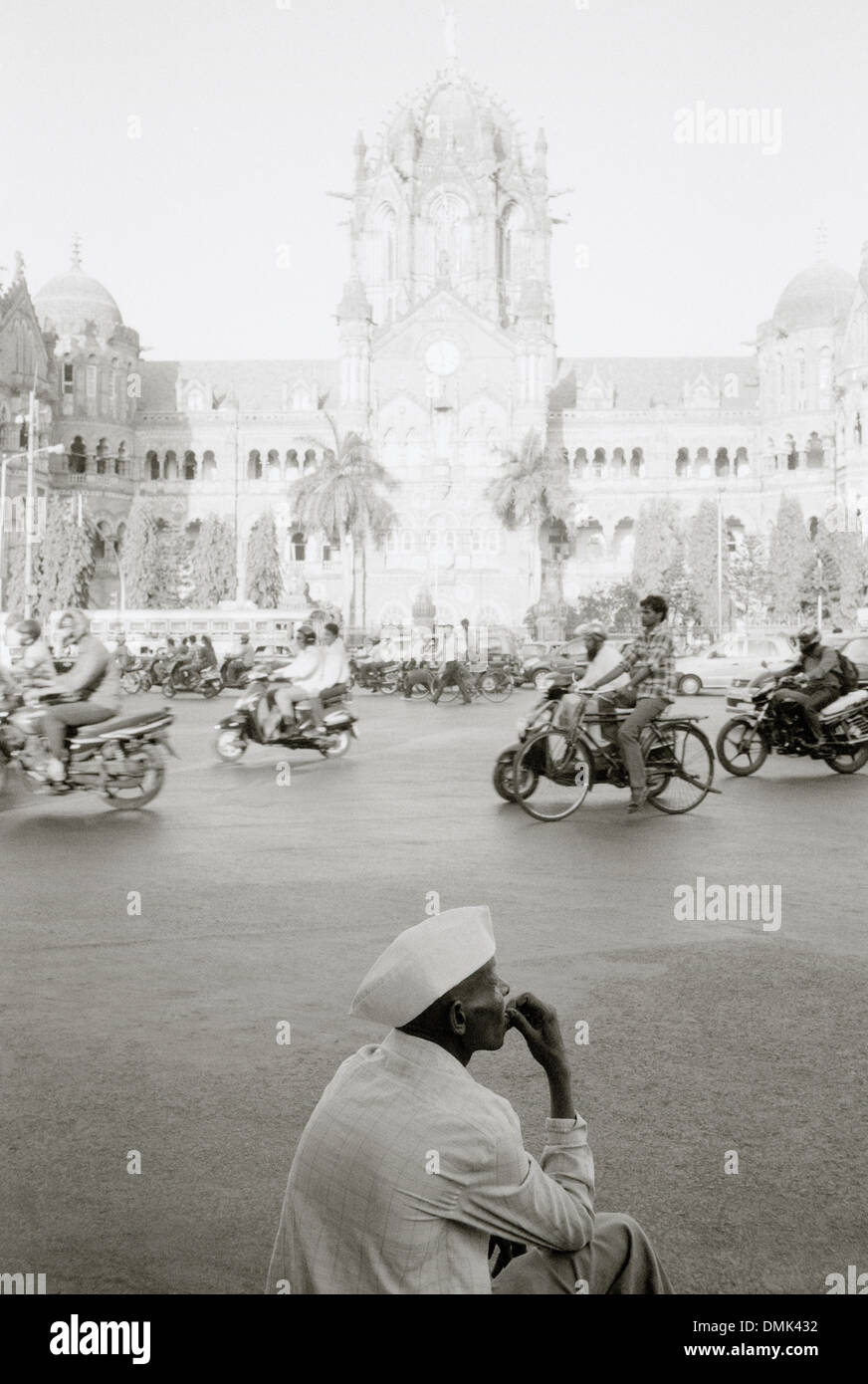 Mann mit der Gandhi-Mütze im außen Victoria Terminus Chhatrapati Shivaji in Mumbai Bombay in Maharashtra in Indien in Südasien. Einsamkeit-Indian Stockfoto