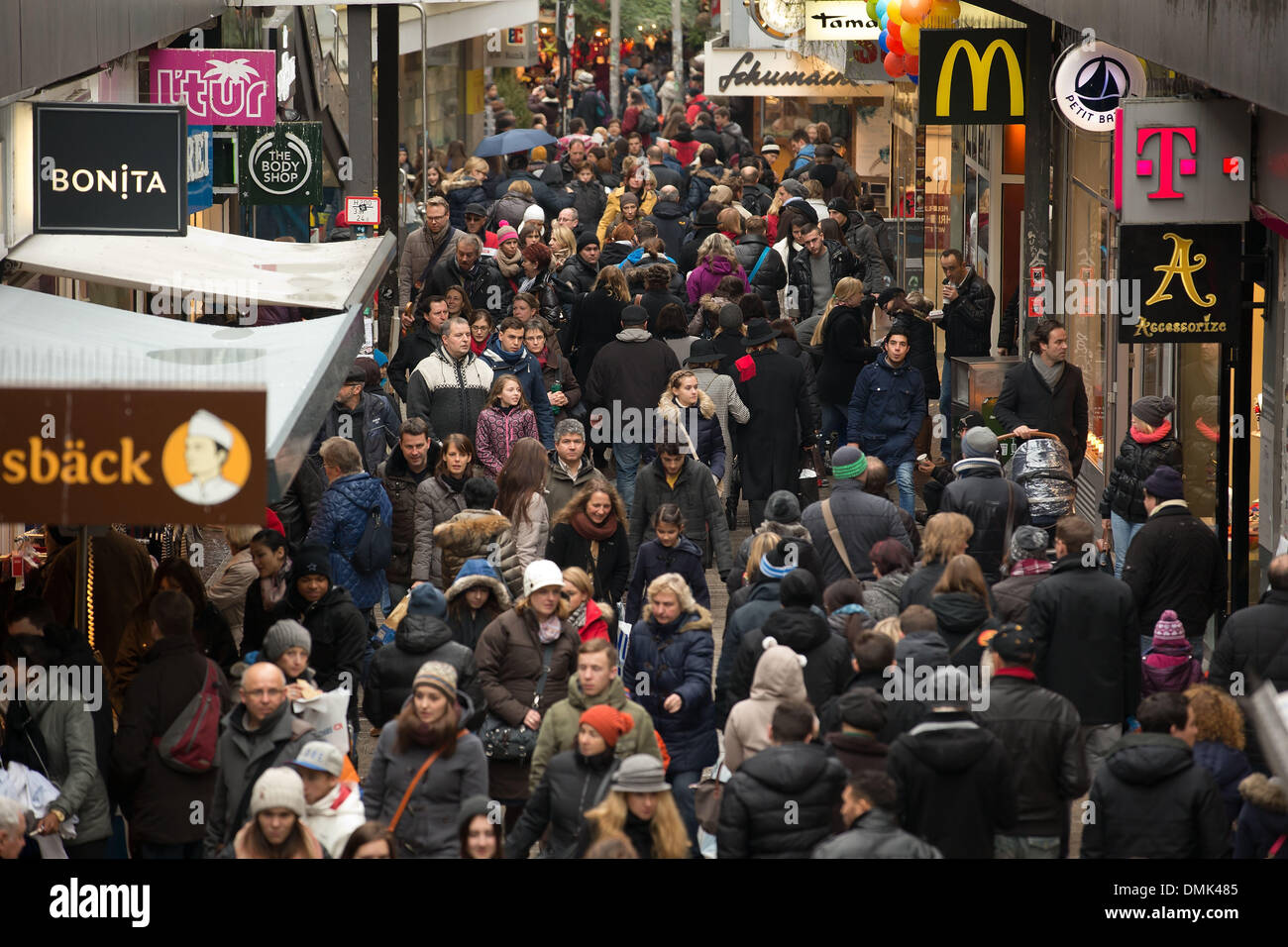 Fußgängerzone mit Einkaufstüten durch die Königsstraße in Stuttgart, Deutschland, 14. Dezember 2013. Jedes Jahr Massen von Menschen besuchen die Königsstraße Shop für Weihnachten. Foto: Thomas Niedermueller/dpa Stockfoto