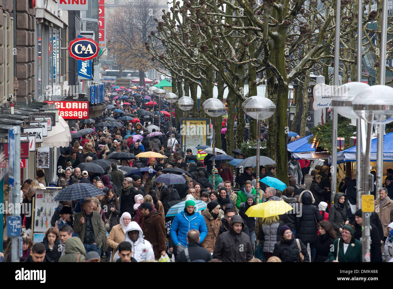 Fußgängerzone mit Einkaufstüten durch die Königsstraße in Stuttgart, Deutschland, 14. Dezember 2013. Jedes Jahr Massen von Menschen besuchen die Königsstraße Shop für Weihnachten. Foto: Thomas Niedermueller/dpa Stockfoto