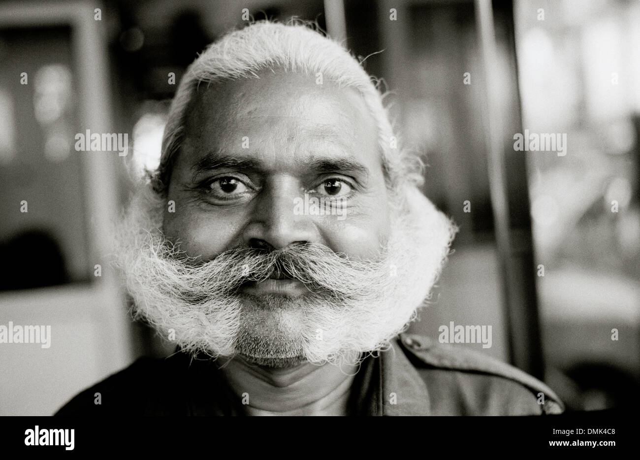 Mann mit Schnurrbart in Mumbai Bombay in Maharashtra in Indien in Südasien. Charakter Individualität echte Menschen Porträt Porträtmalerei Reisen Stockfoto