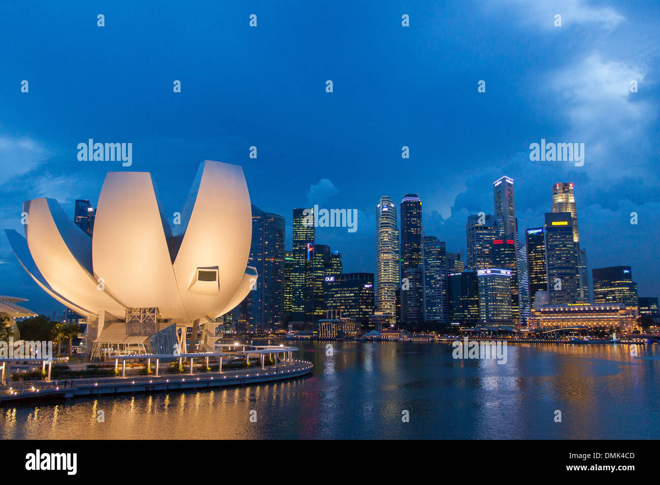 NACHT SCHUSS DER LOTUS BLUME-FÖRMIGE KUPPEL DES KUNST-WISSENSCHAFT-MUSEUM UND DIE GEBÄUDE IM ZENTRALEN GESCHÄFTSVIERTEL, SINGAPUR Stockfoto